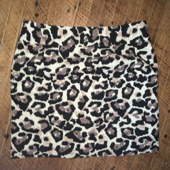 Loft leopard print size 6P business casual pencil skirt - Picture 2 of 3